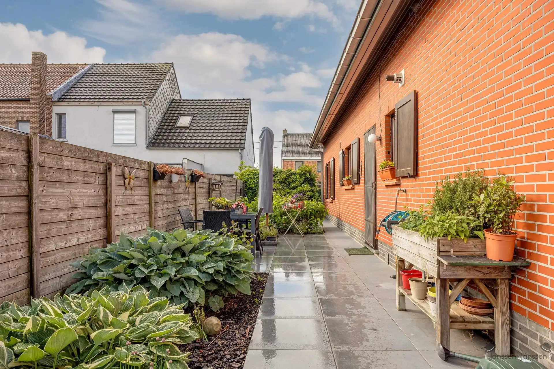 Verzorgde woning met grote tuin foto 5