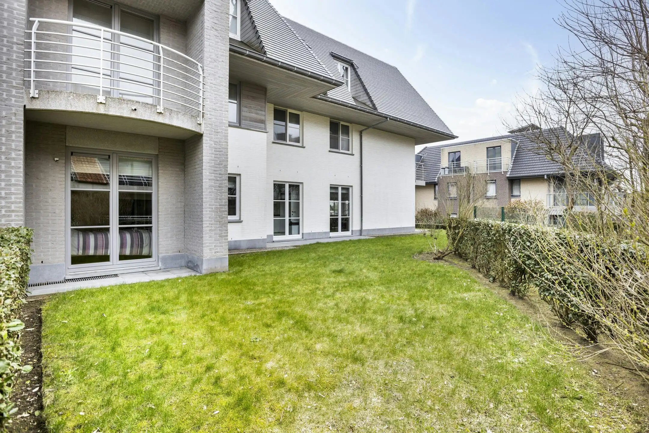 Appartement met 2 slaapkamers en zonnige tuin in Sint-Idesbald foto {{pictureIndex}}