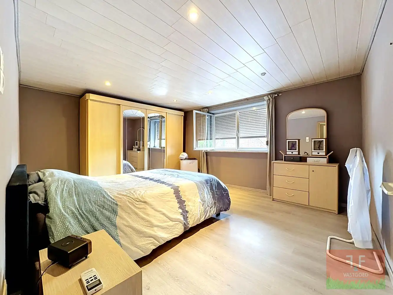 Halfopen bebouwing met 5 slaapkamers, ruime garage en grote tuin te Bavegem foto 16