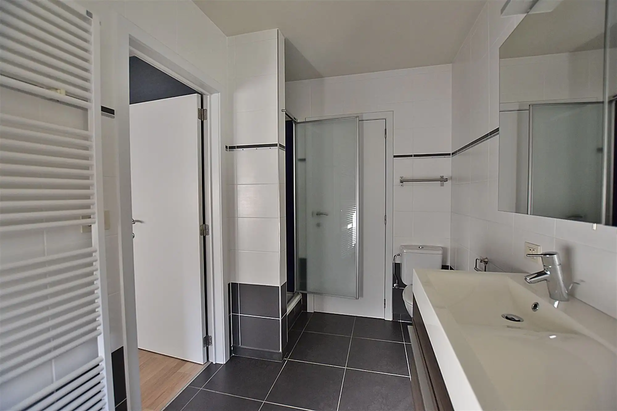 DORPSWONING met 2 slpks, garage/berging & tuin met terras foto 13