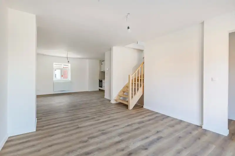 Volledig gerenoveerd, 1 slaapkamer appartement  met terras en parkeerplaats TE KOOP in Beveren-Leie! foto 4