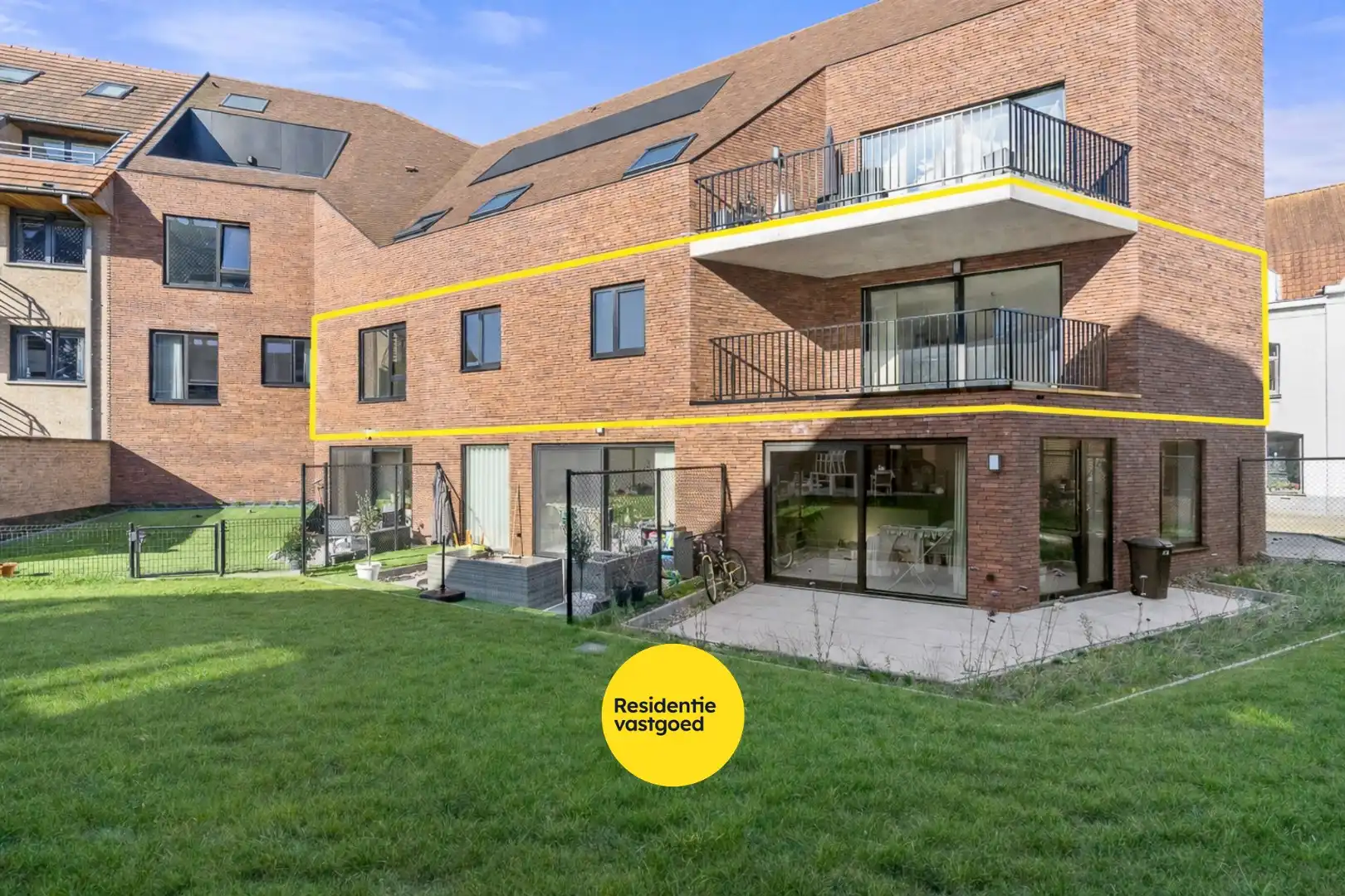 Stijlvol en energiezuinig wonen in hartje Gistel foto {{pictureIndex}}