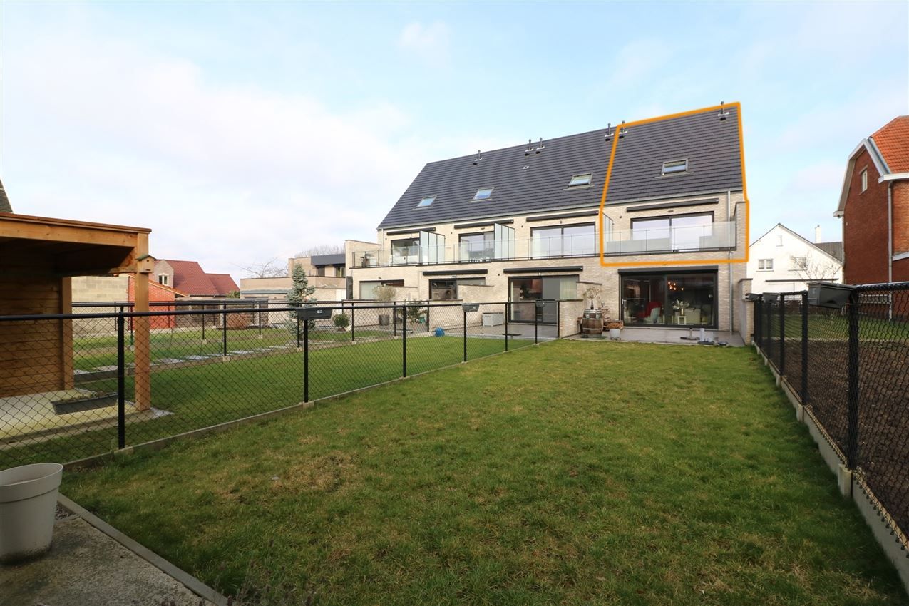 duplex met 2 grote slpk., zuidgericht terras, 2 parkings nabij centrum  foto {{pictureIndex}}