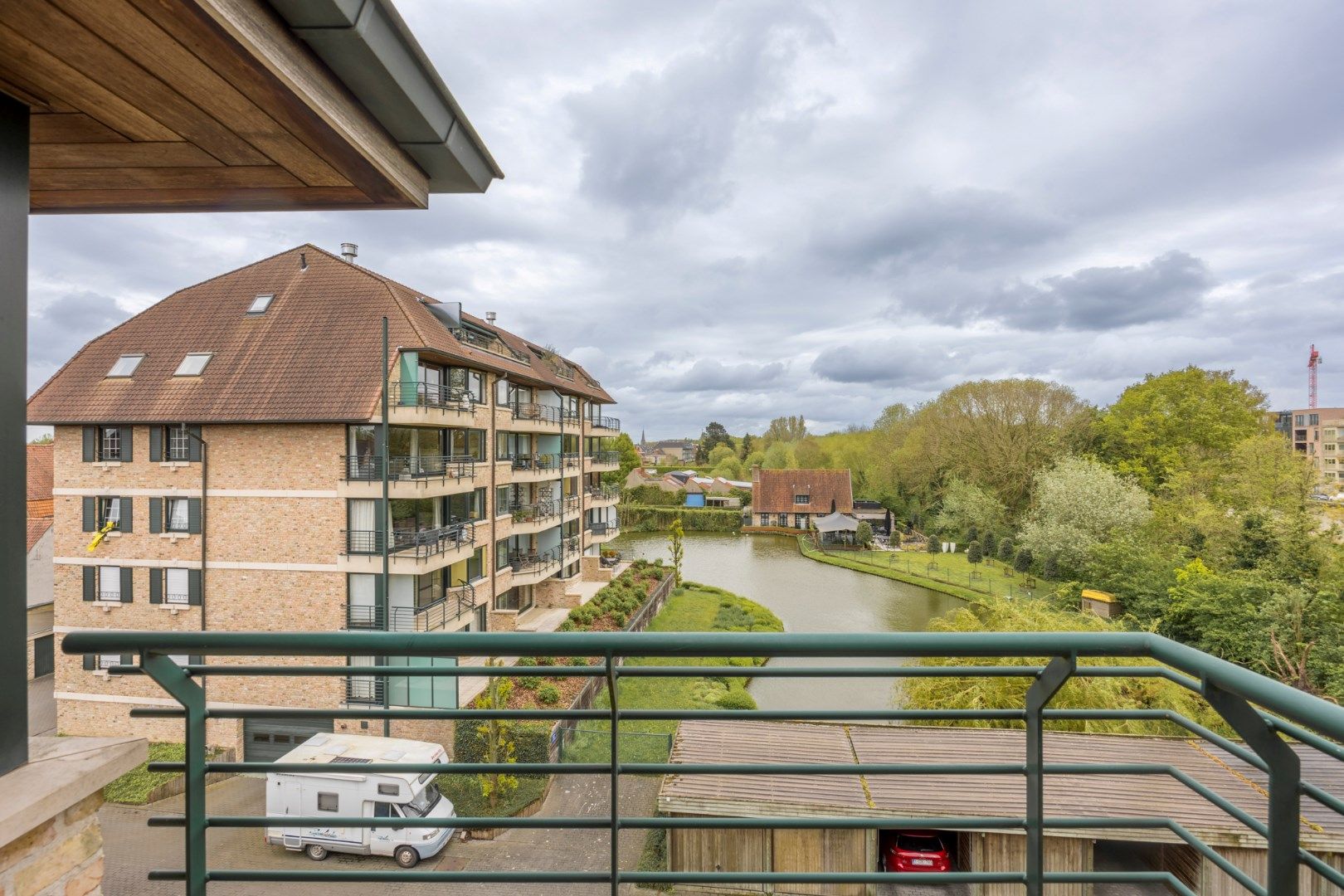 Zeer verzorgd en instapklaar duplex-appartement. met twee slaapkamers en zeer groot zonneterras - rustige omgeving - garagebox en aparte berging foto 26