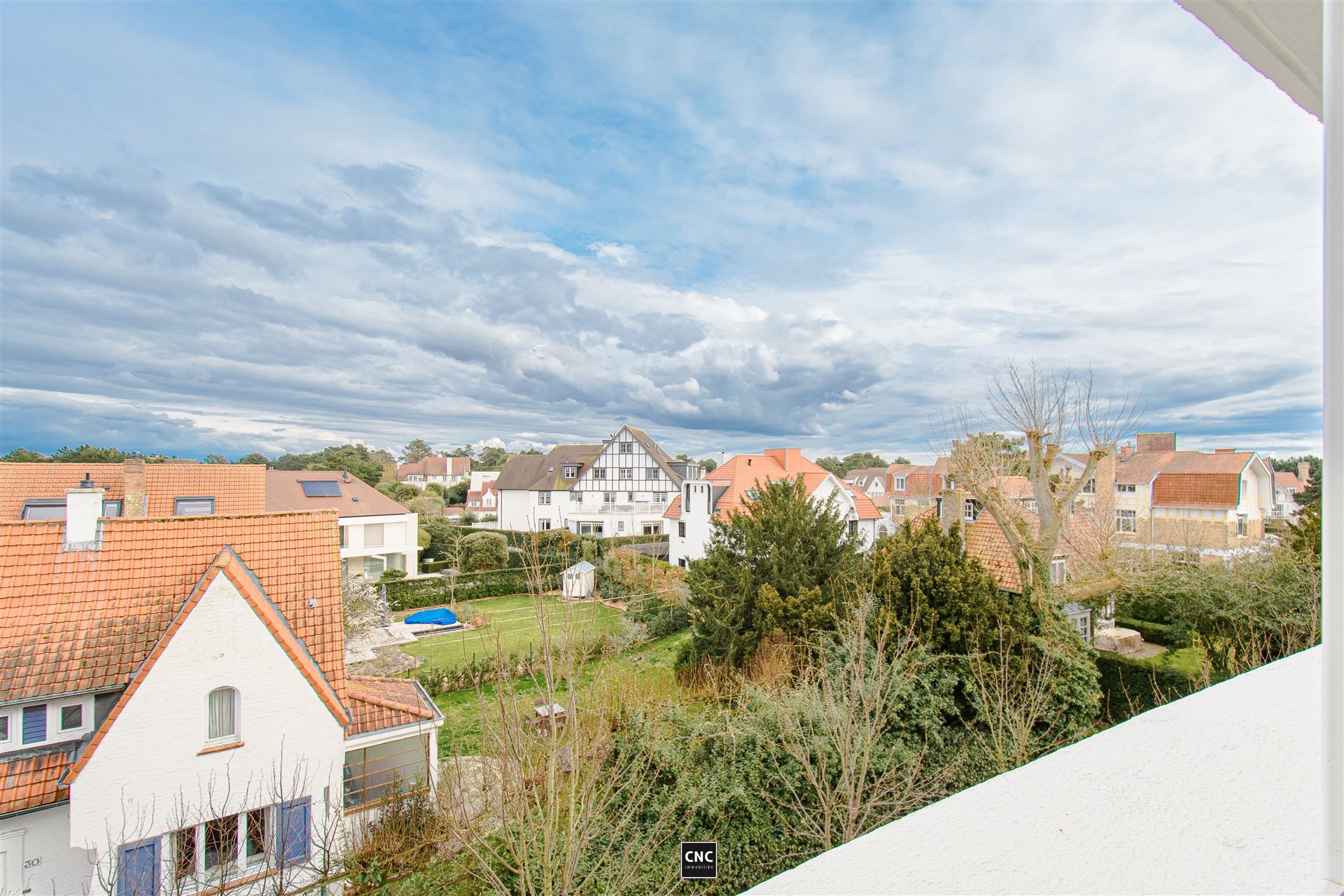 Ruim en lichtrijk appartement met zonnig terras op toplocatie in Knokke. Rustig gelegen in een karaktervolle residentie met prachtig open zicht op groen en de typische Zoute-villaatjes. foto 10