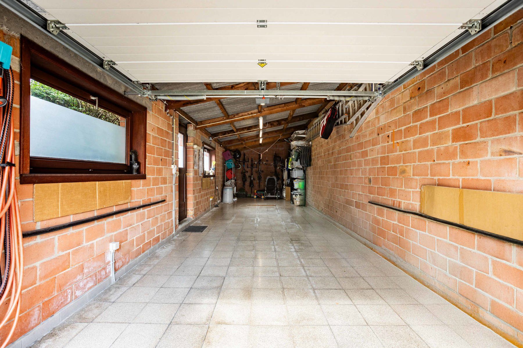 Ruime halfopen bebouwing met oprit en zonnige tuin in Outer foto 27