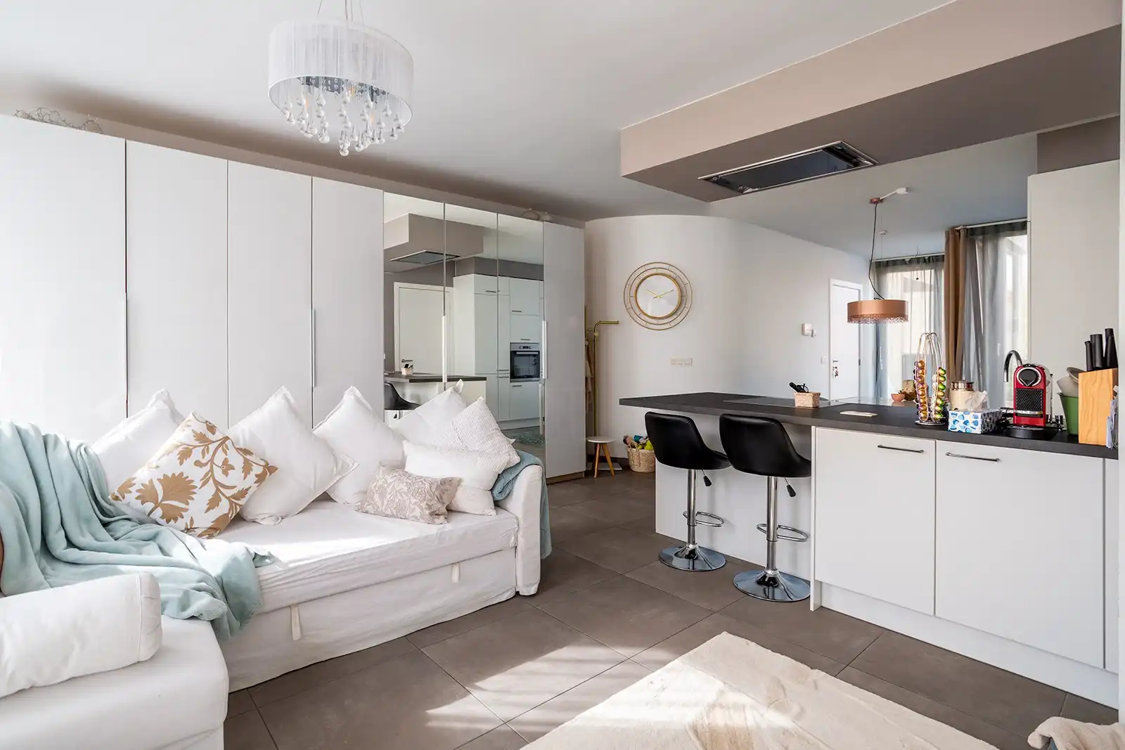 Slim wonen of zorgeloos investeren – stijlvolle nieuwbouwstudio met terras in Boechout foto 7