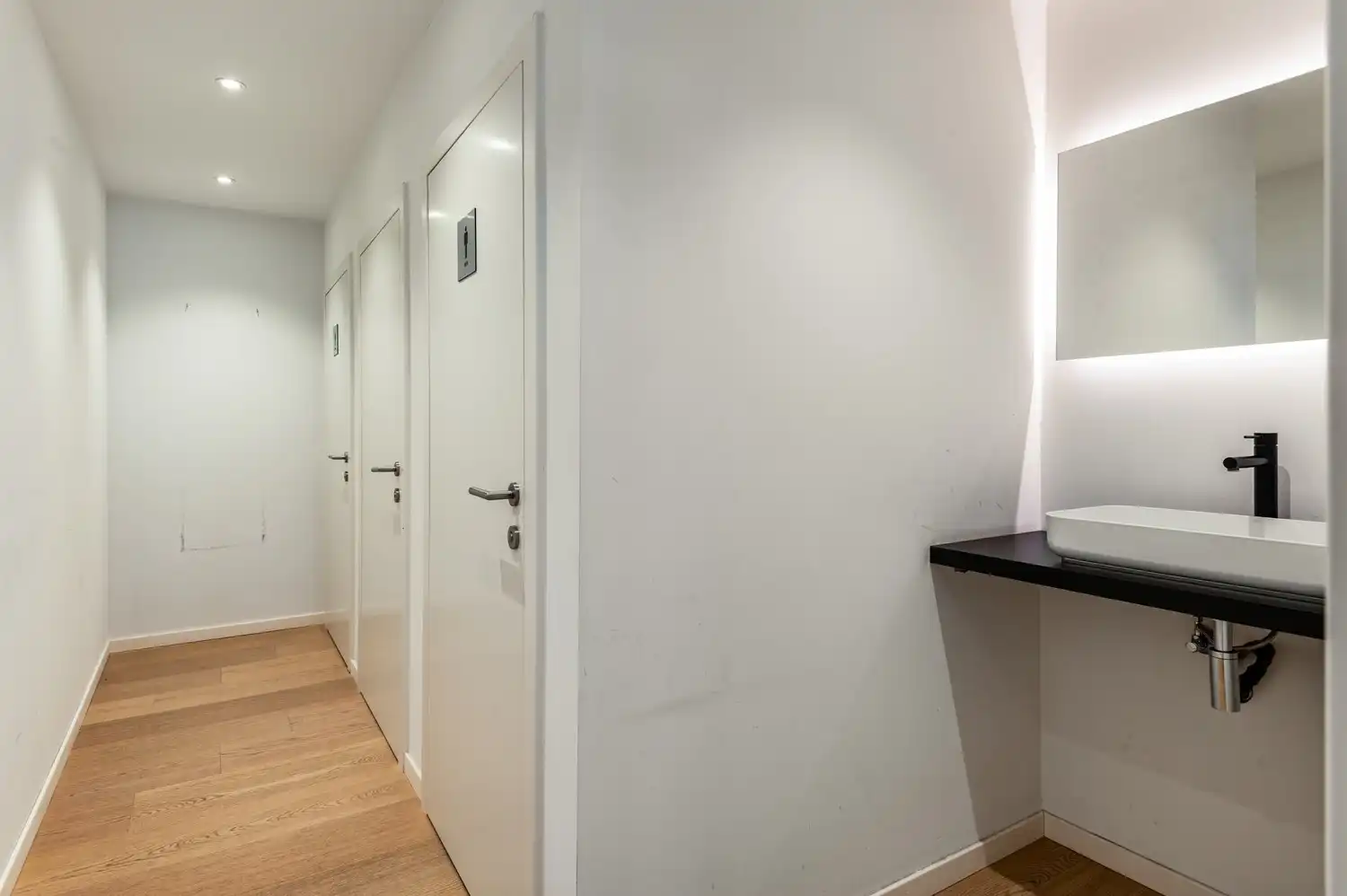 Riant handelspand (723m²) + 5 autostaanplaatsen & garagebox te Wijnegem! foto 13