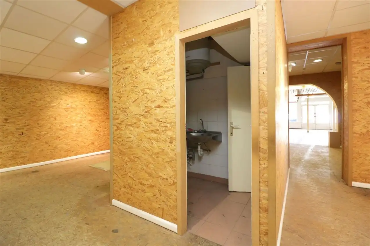 handelszaak met magazijn op zeer zichtbare locatie foto 17