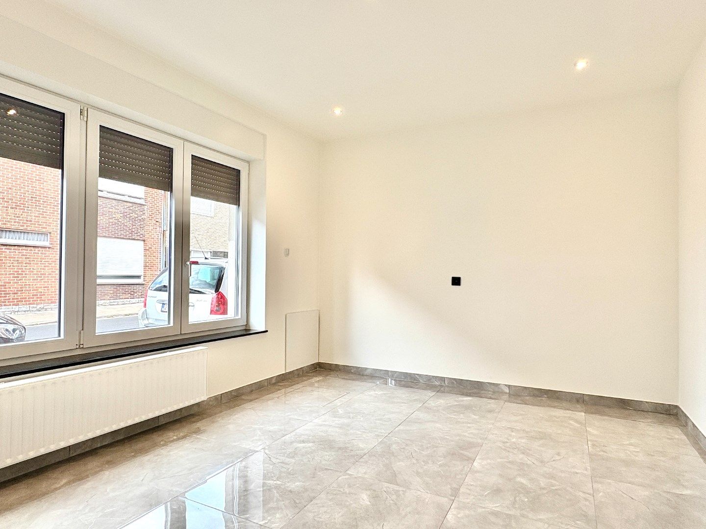 Compleet gerenoveerde woning met uitweg, 2 badks, ¾ slks en tuin. foto 8