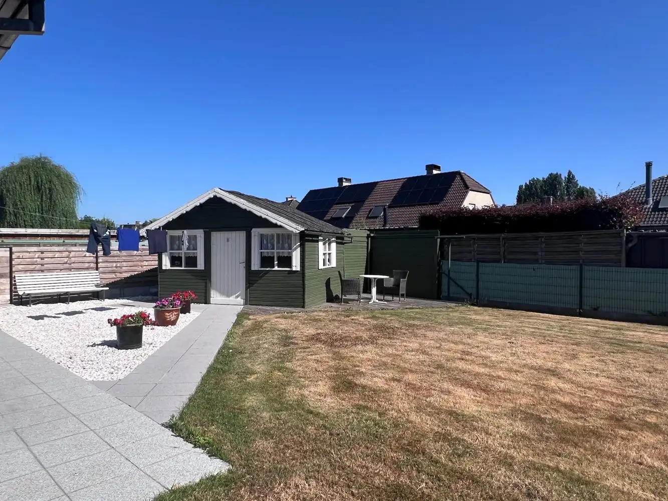 Ruime en instapklare villa met 2 slaapkamers, garage en tuin. foto 16