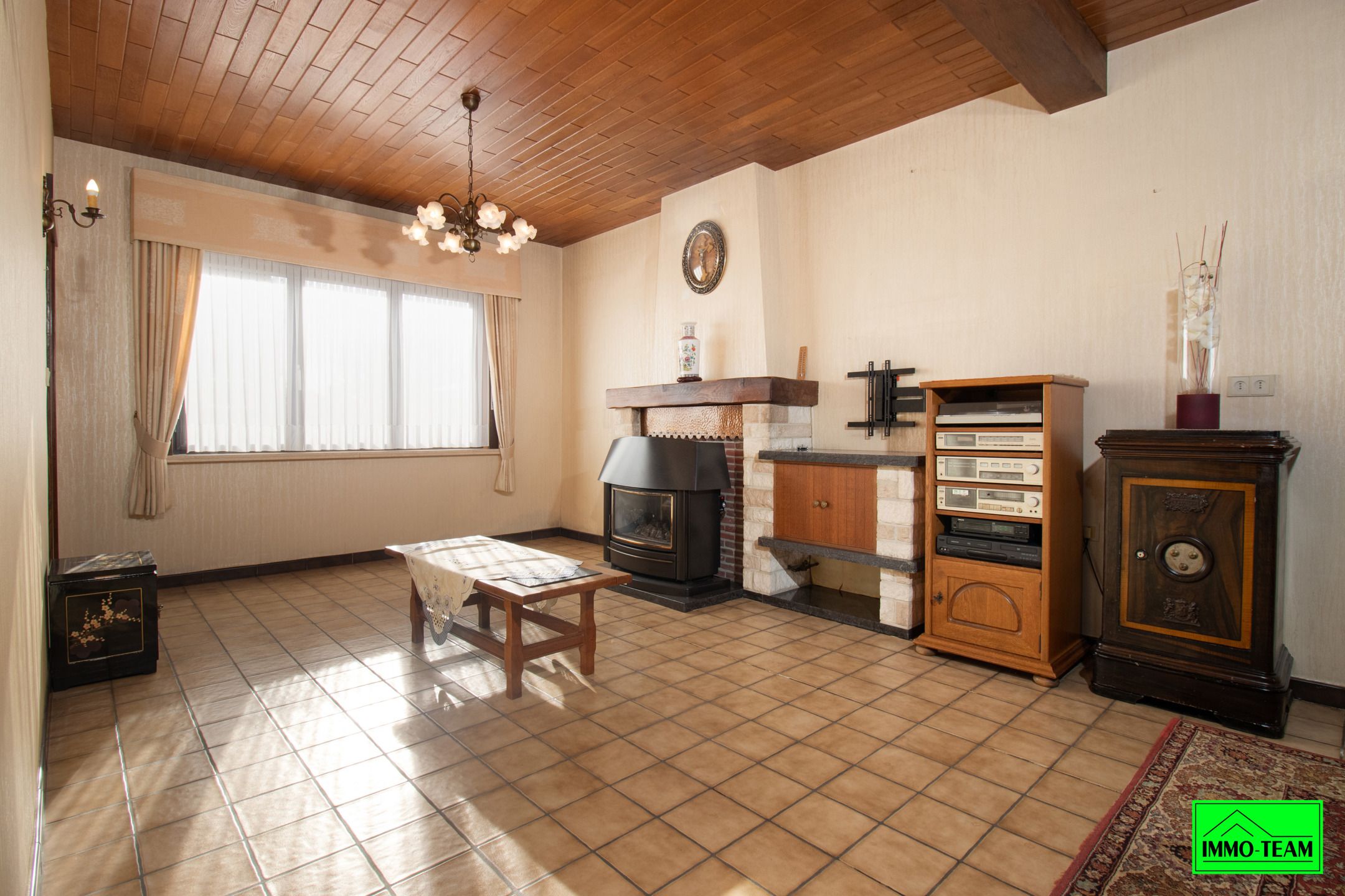 Op te frissen gezinswoning met ruime tuin en garage foto 2