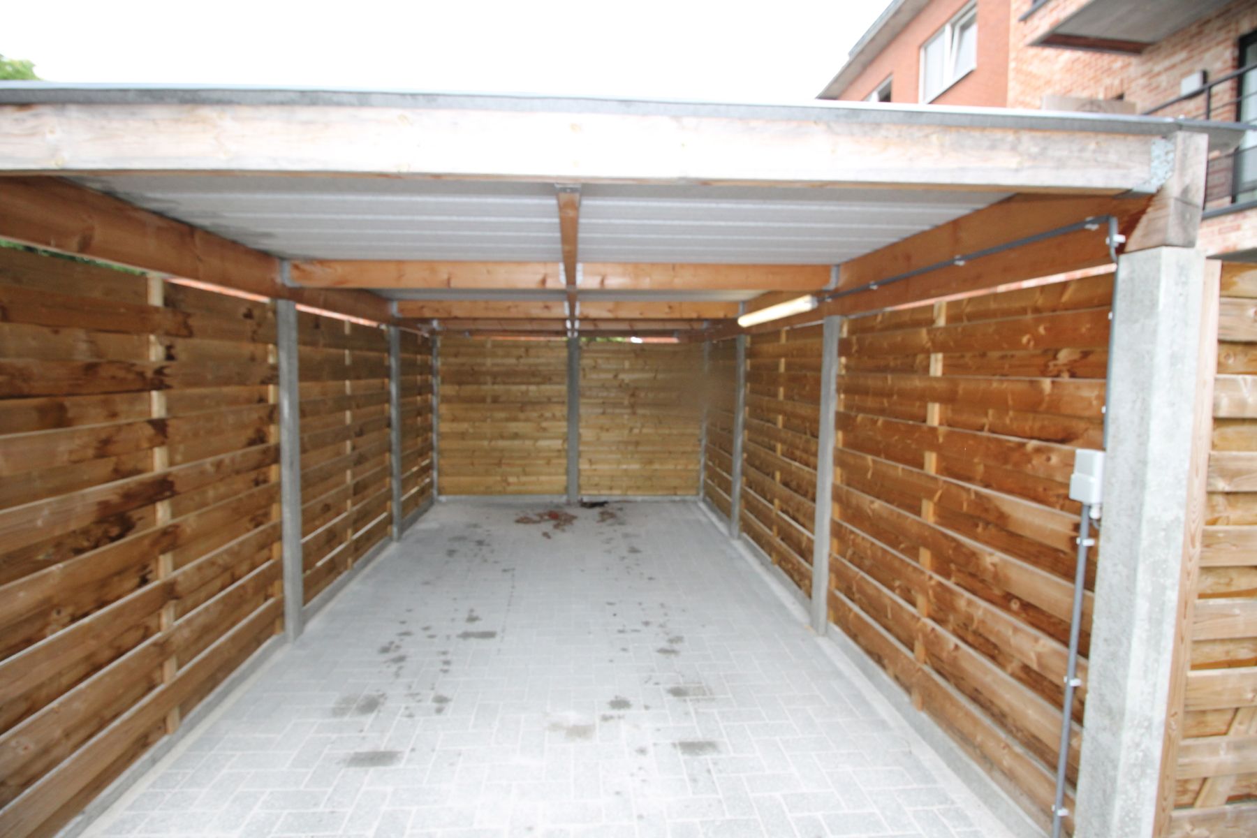 Een appartement op de benedenverdieping met 2 slaapkamers, ruim terras en carport. foto 16