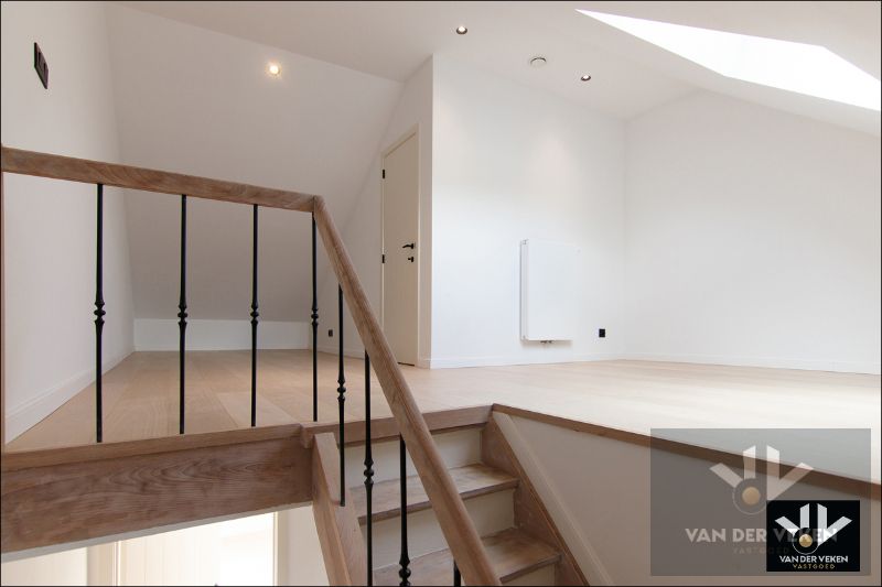 Volledig gerenoveerde, instapklare en energiezuinige rijwoning met 4 slaapkamers, 2 badkamers, zonnig terras, omheinde tuin en privéparking net buiten de Grote Ring van Hasselt. foto 16