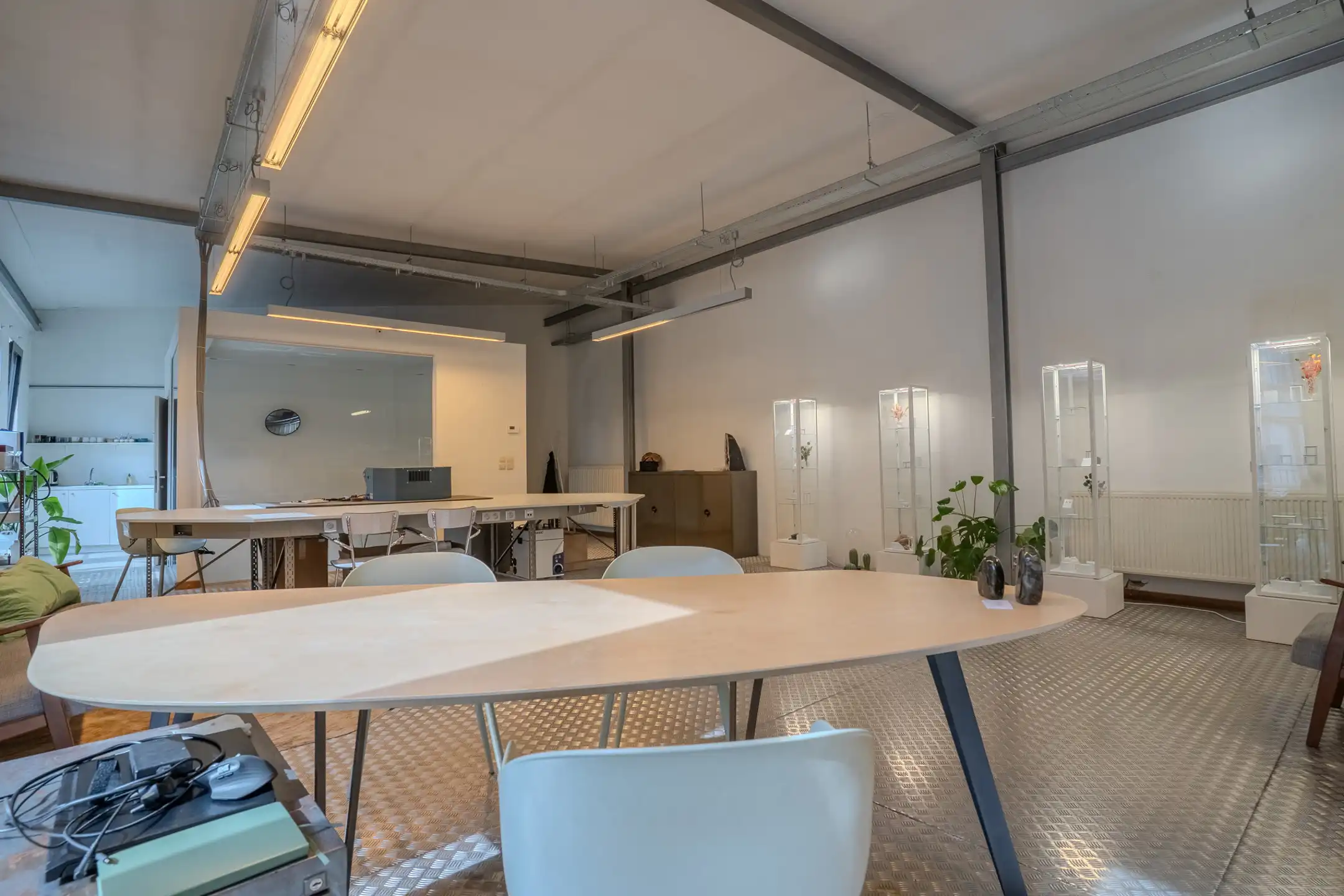 Instapklare kantoorruimte/showroom/atelier te huur foto 4