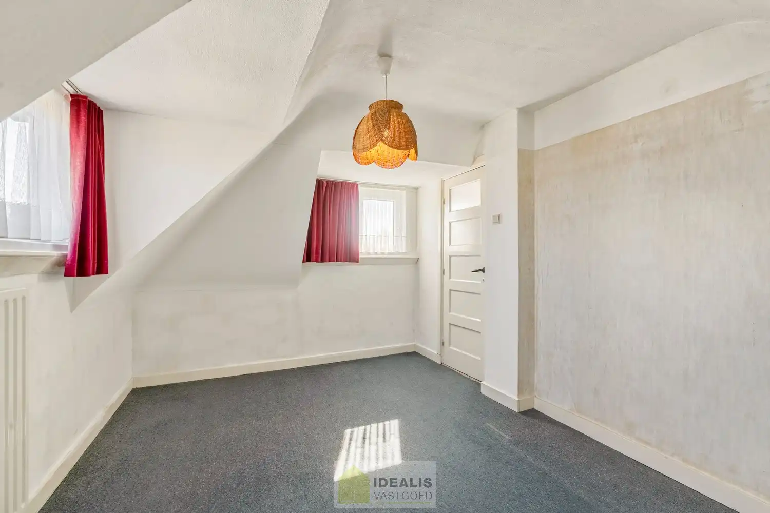 IDEALIS VASTGOED - Aangename vrijstaande woning op toplocatie te Boseind, Pelt. Deze woning omvat maar liefst +-149m² netto bewoonbare oppervlakte op een perceel van 6a 35ca met een ruime woonkamer met aansluitend uitgeruste keuken, maar liefst 3 slaapkamers of 2 slaapkamers met ruime dressing, badkamer, wasplaats, veranda en zeer ruime garage vlakbij de dorpskern van Boseind, Pelt! Uiterst geschikt voor kandidaten op zoek naar een naar eigen wens te renoveren betaalbare woning. foto 21
