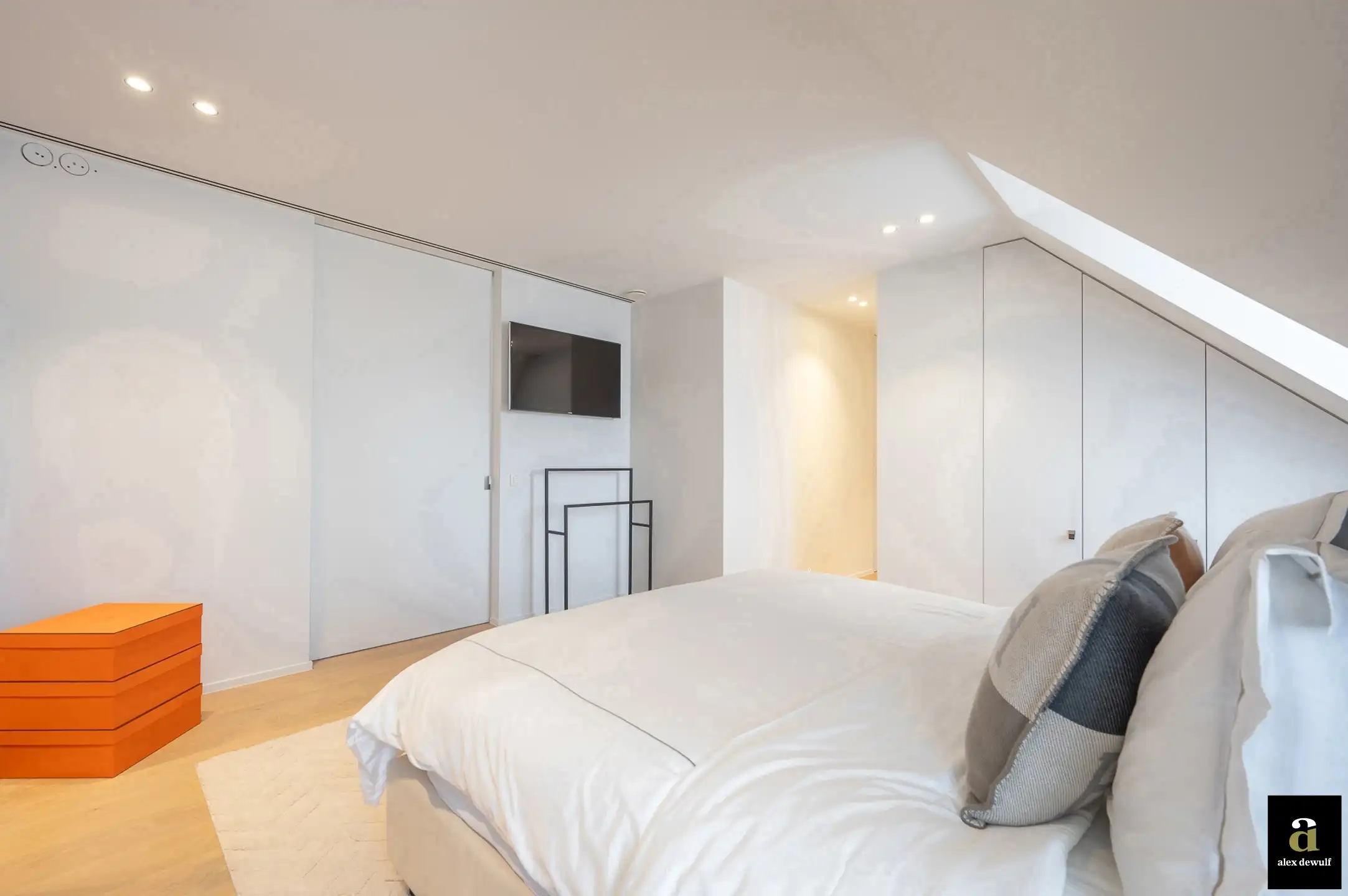 Licht en modern duplexappartement, gelegen vlakbij Zeedijk en Rubensplein. foto 18