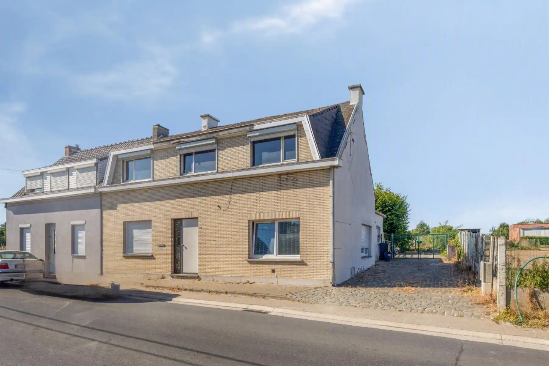 Te renoveren halfopen bebouwing met 3 slaapkamers - 621 m² foto {{pictureIndex}}