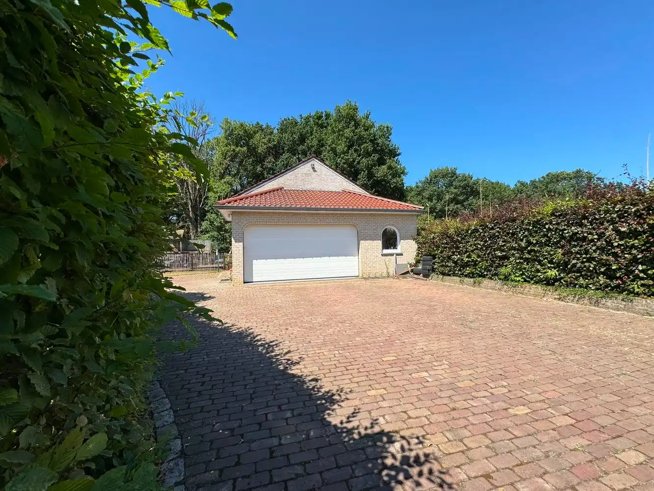 Villa met zwembad en bijgebouw foto 27
