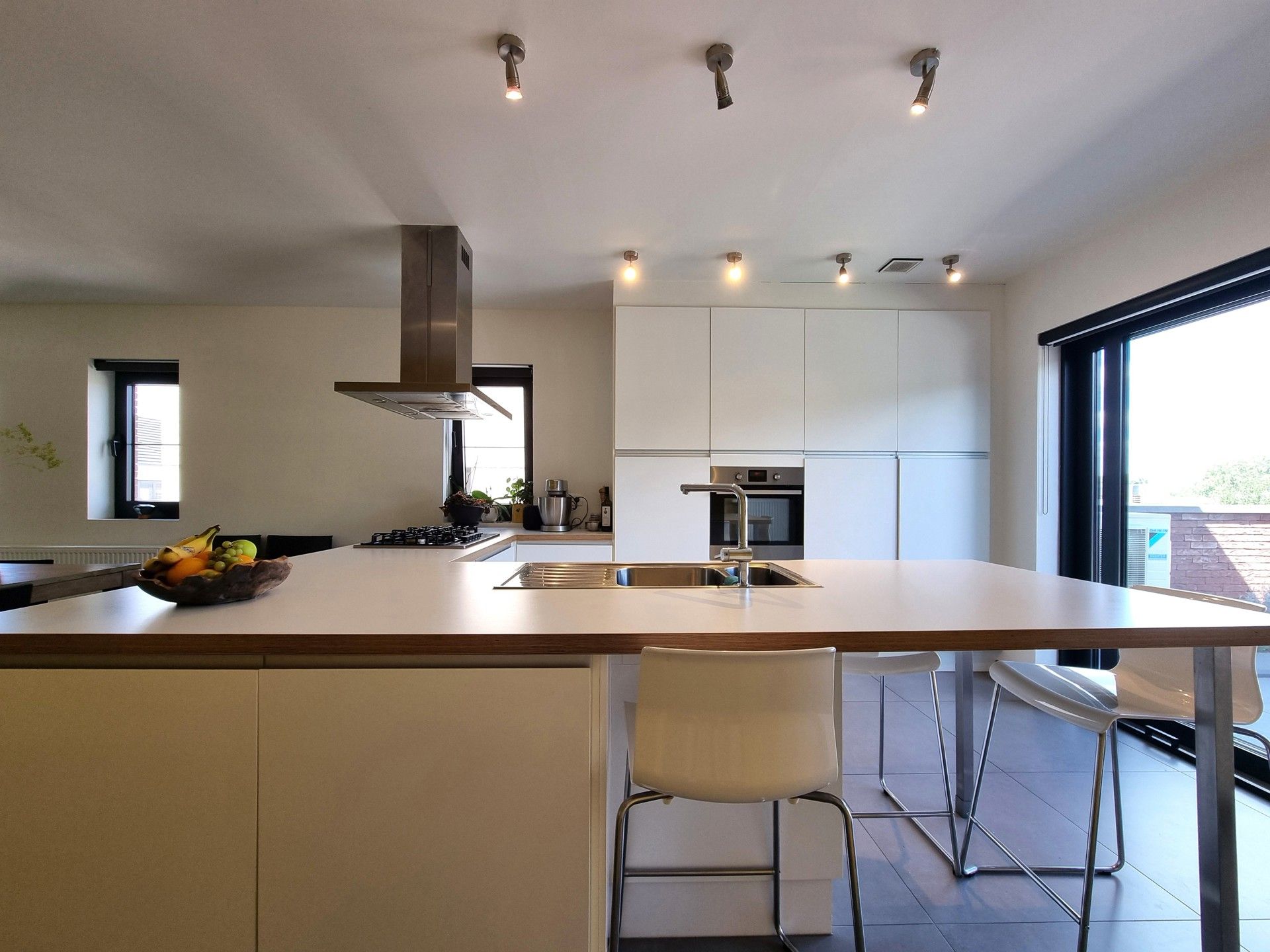 Handelsgelijkvloers met triplex-appartement in het hartje van Pamel foto 12