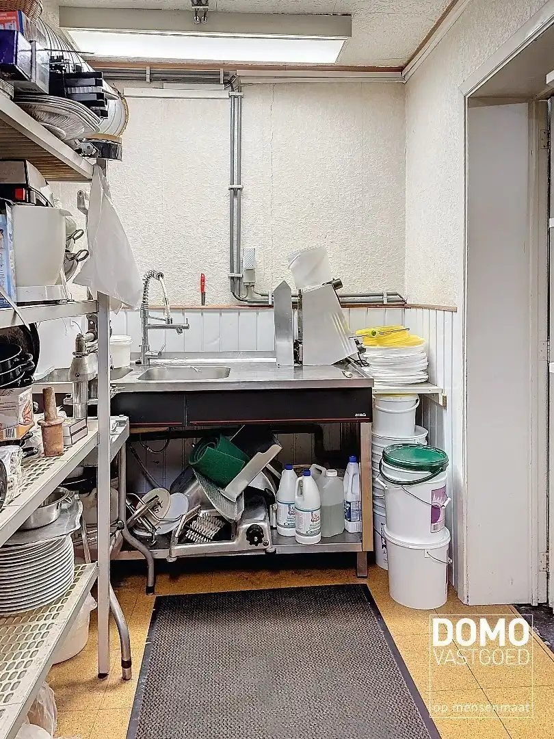 TE HUUR - GOED DRAAIEND RESTAURANT MET FRITUURZAAK EN WOONST foto 17