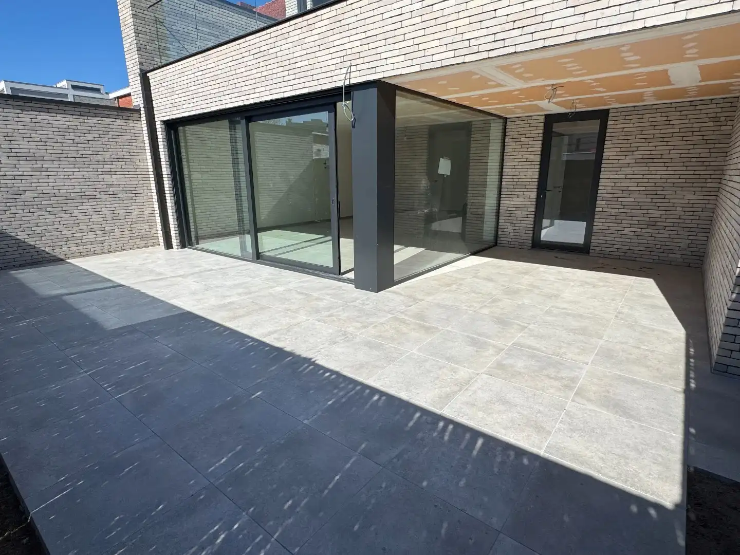 Te koop (6%!) centrum Waregem: Luxe nieuwbouwappartement met 3 slaapkamers op het gelijkvloers. Parking en ruime buitenberging inbegrepen! foto 3
