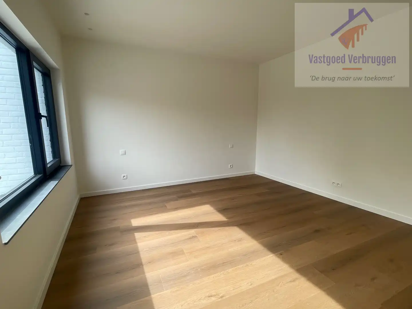Volledig gerenoveerde woning met tuin en autostaanplaats op toplocatie foto 12