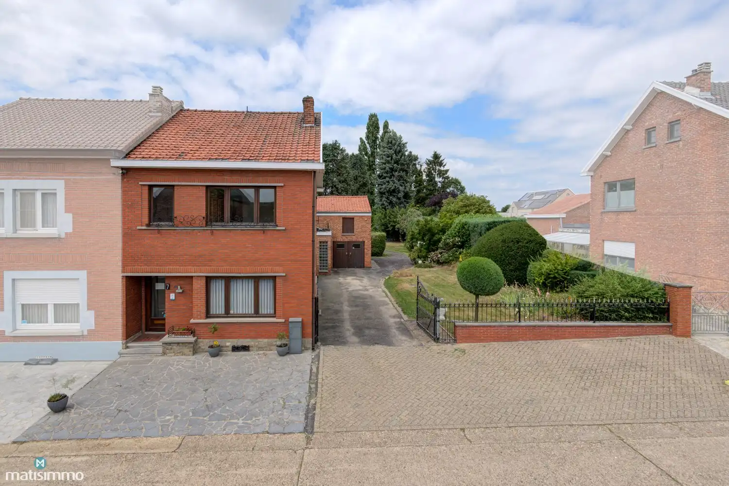 RUIME GEZINSWONING MET 3 SLAAPKAMERS EN EEN RIANTE TUIN OP EEN PERCEEL VAN 1.411 M² NABIJ HET CENTRUM VAN TONGEREN foto 2