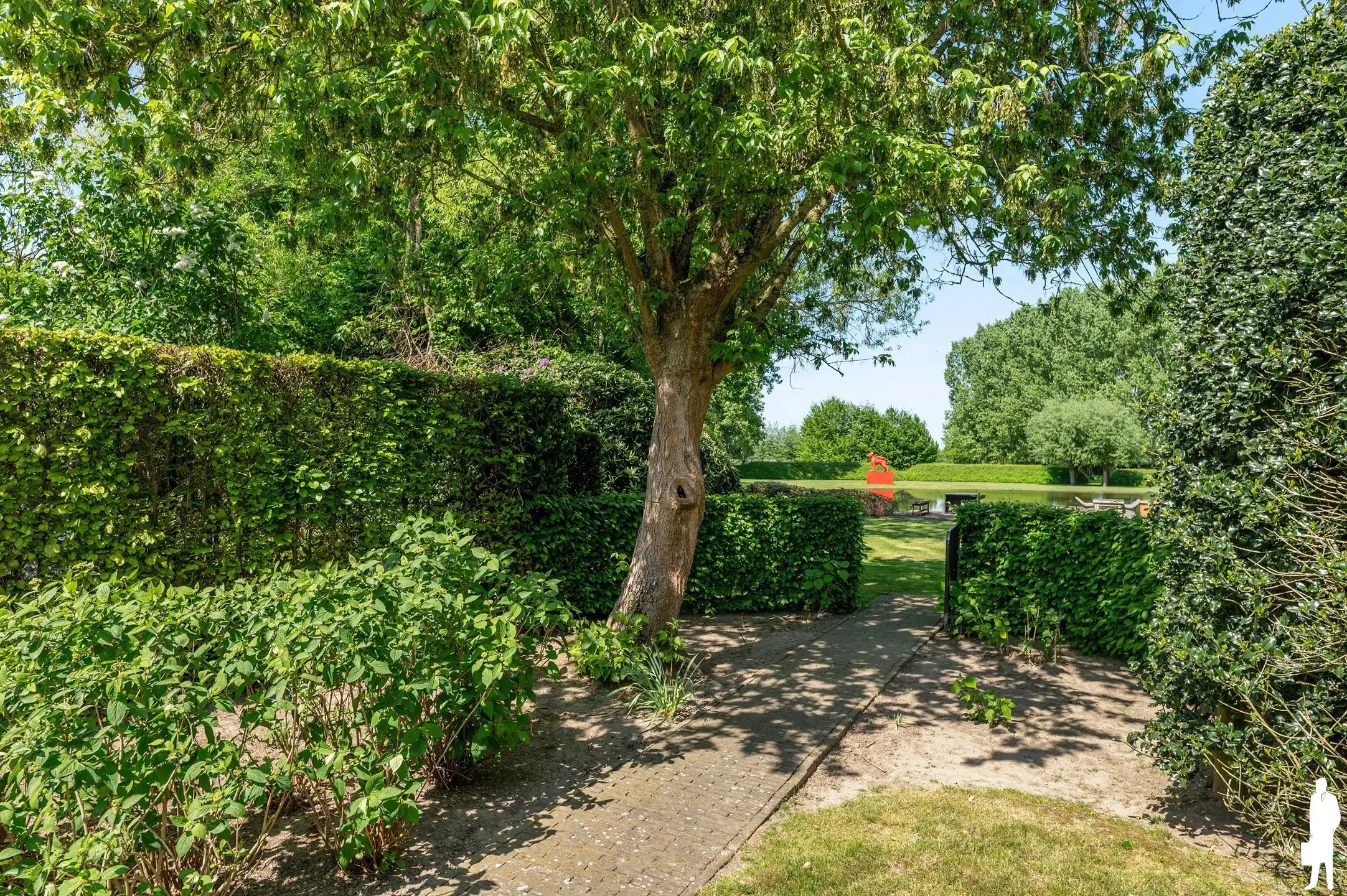 Villa met zwembad, vijver, polyval. ruimte + garage. foto 42