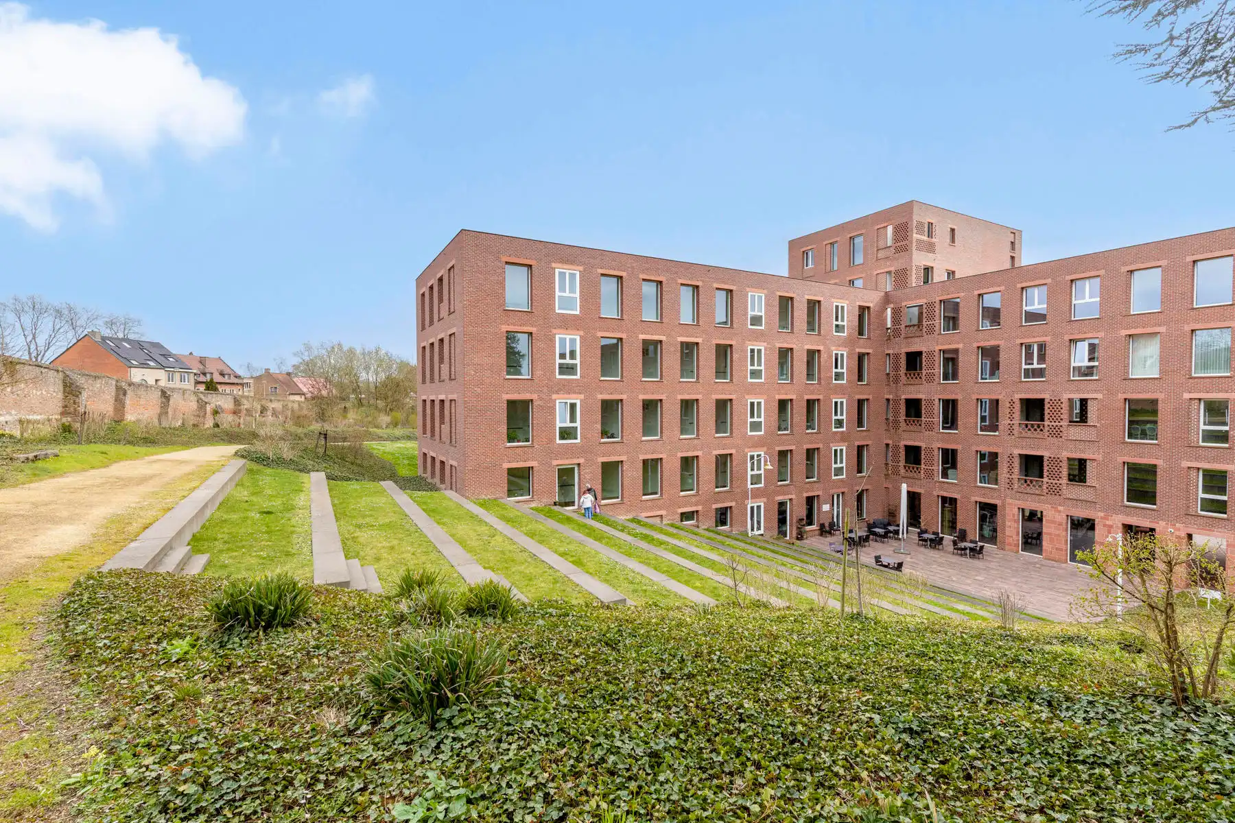 Ruime assistentiewoning met twee slaapkamers op topligging foto {{pictureIndex}}