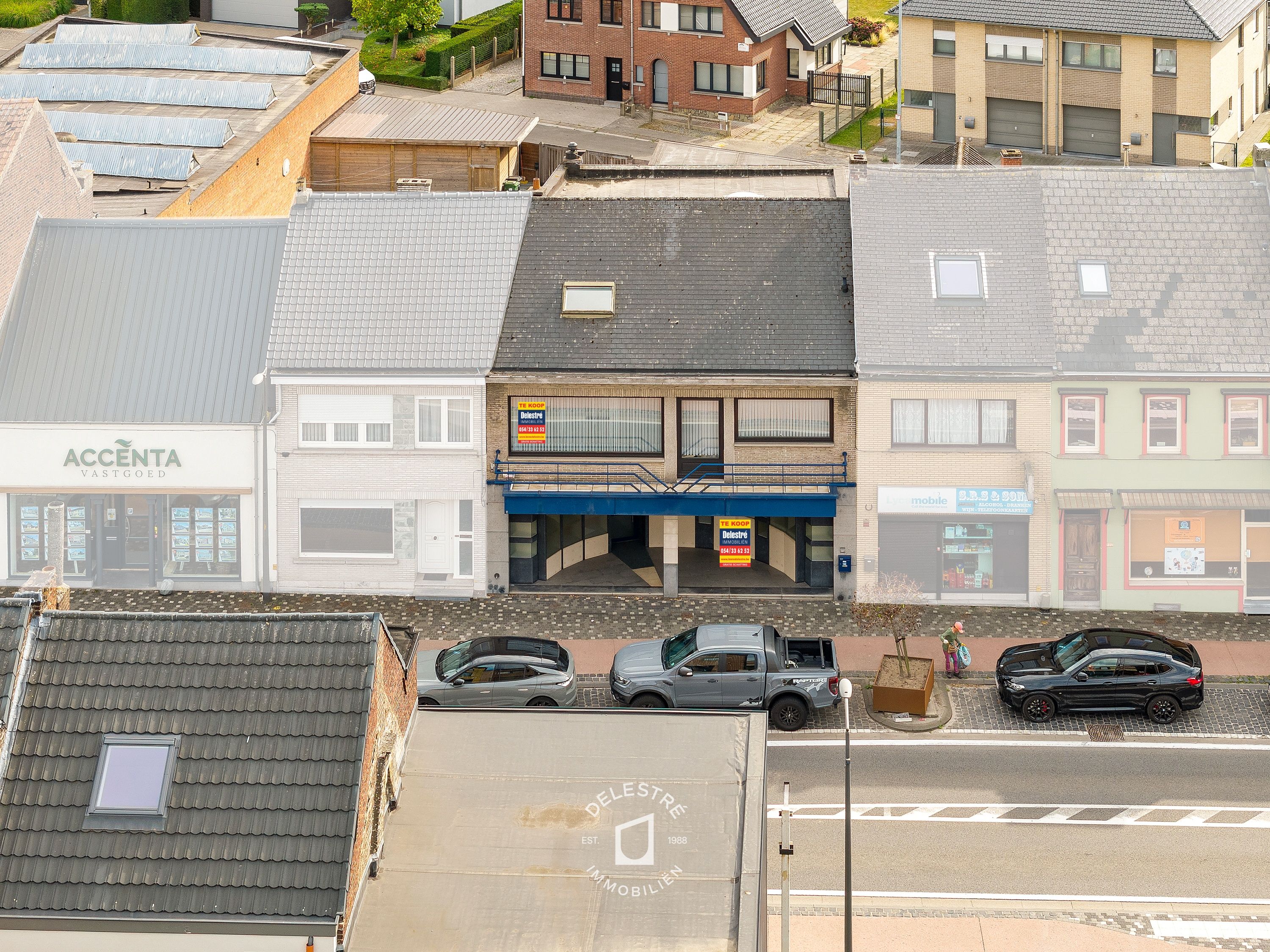 SOLIDE (HANDELS)WONING MET GARAGE BRUSSELBAAN foto {{pictureIndex}}