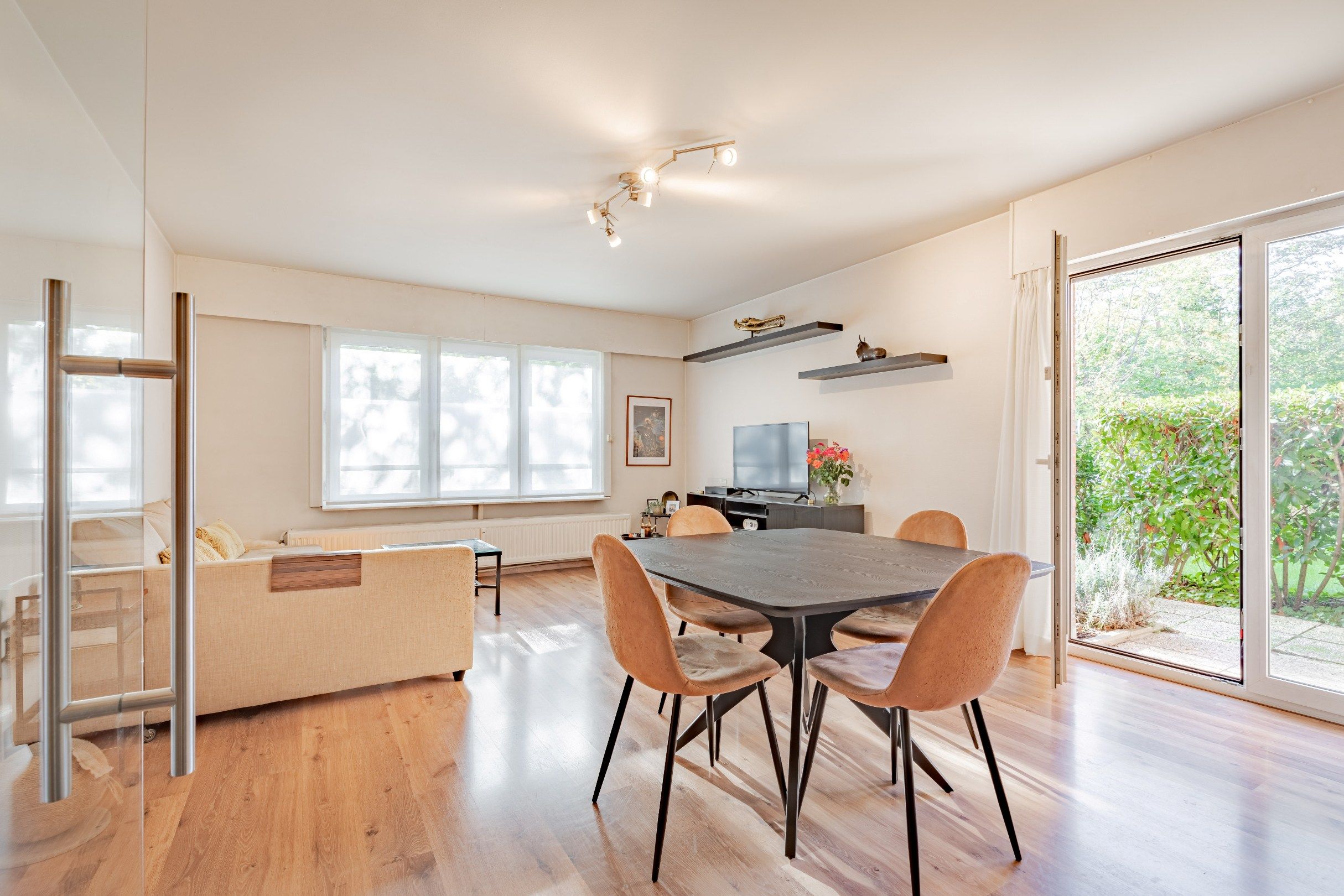 Knap gelijkvloers appartement met terras! foto {{pictureIndex}}