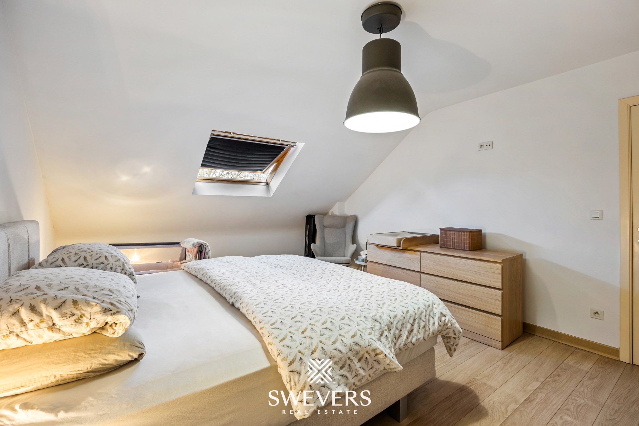 Hoogwaardig duplexappartement met zonnig terras op de bruisende Vennestraat in Genk  foto 12