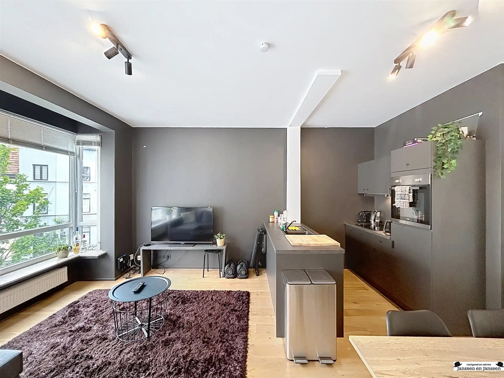 Bemeubeld 2 slaapkamer appartement op top locatie foto 2
