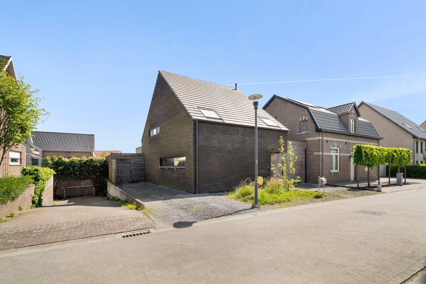 Recente, halfvrijstaande gezinswoning in een moderne bouwstijl op een ruim perceel van 11a06ca nabij de dorpskern van Tongerlo!  foto {{pictureIndex}}