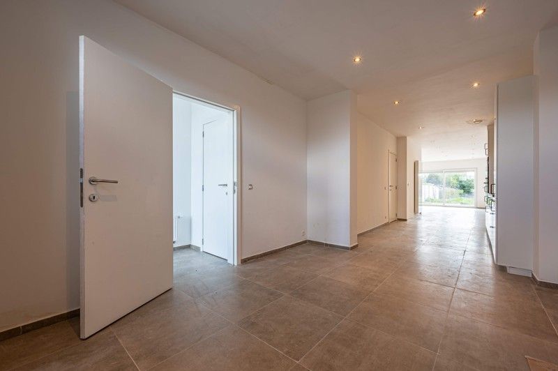 Prachtig, volledig gerenoveerde woning met leuke aangelegde tuin in Wevelgem TE KOOP! foto 5