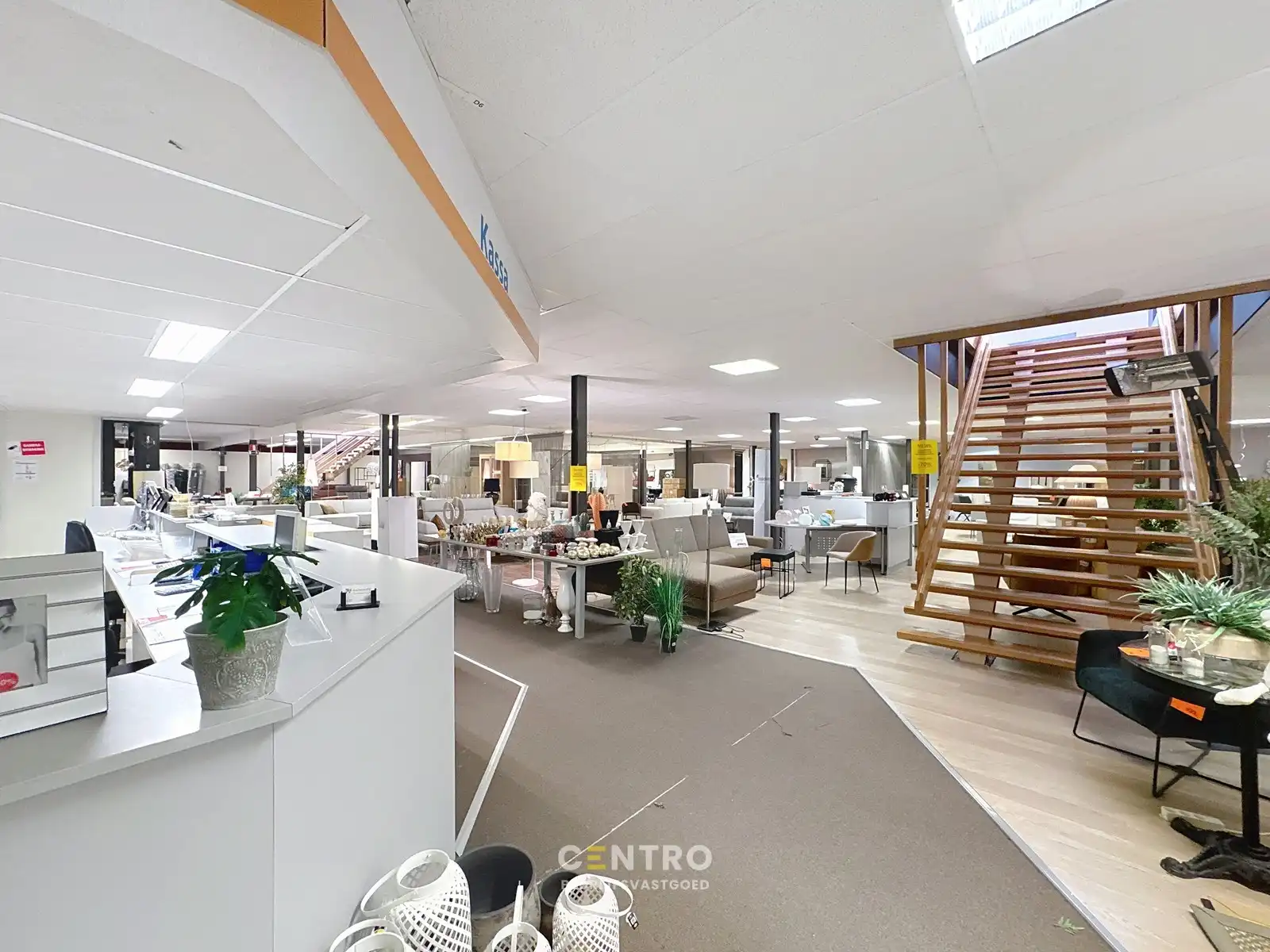 instapklare BAANWINKEL/HANDELSPAND met ruime, private parkeergelegenheid voor de deur. Grondopp.: 3.961m² foto 2