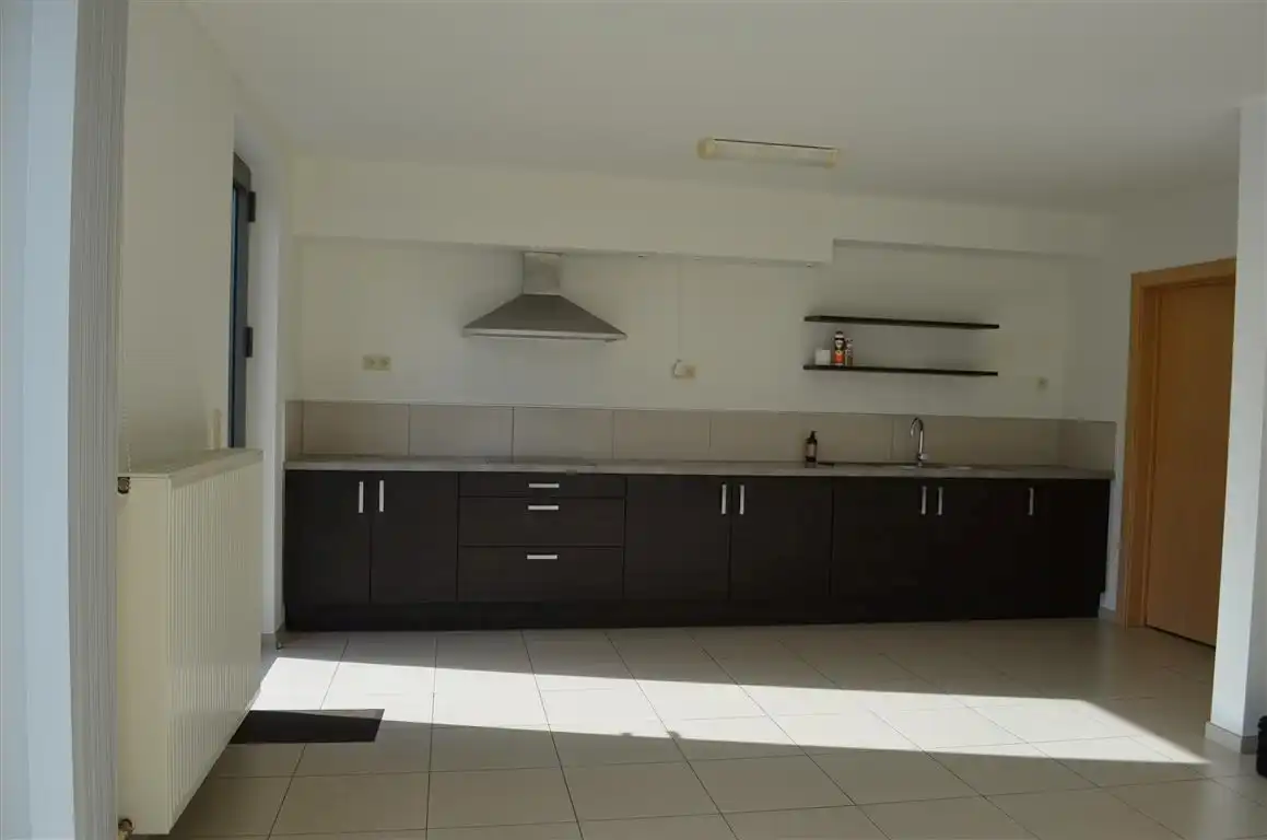 Recent gelijkvloers appartement met twee slaapkamers en privé garage aan de kanaalkom van Leopoldsburg. foto 6