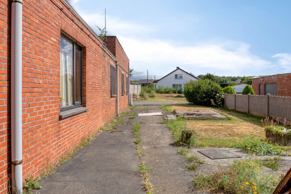 Te renoveren woning met 5 garageboxen te koop in Ham foto 24