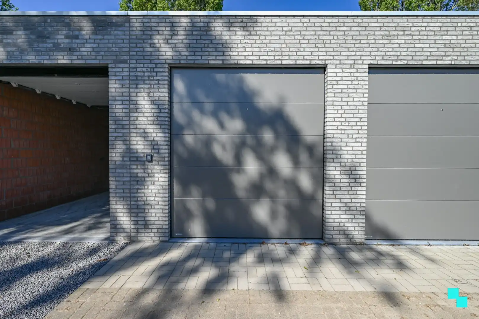 Garagebox van ca.25 m² met automatische poort te Izegem foto 6