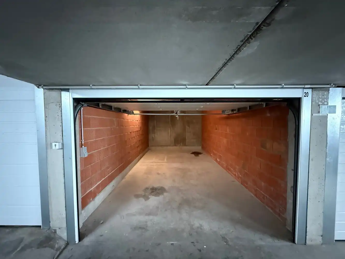 Garage te huur foto {{pictureIndex}}