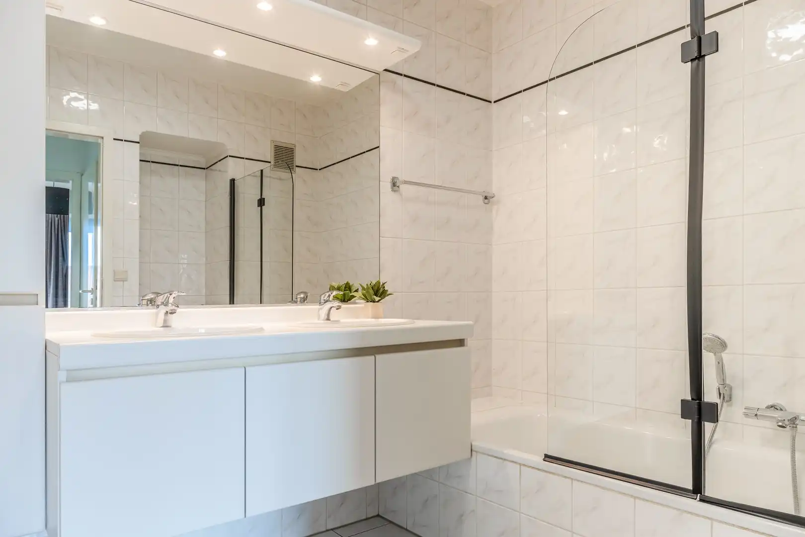 Centraal en rustig gelegen appartement met garage foto 15