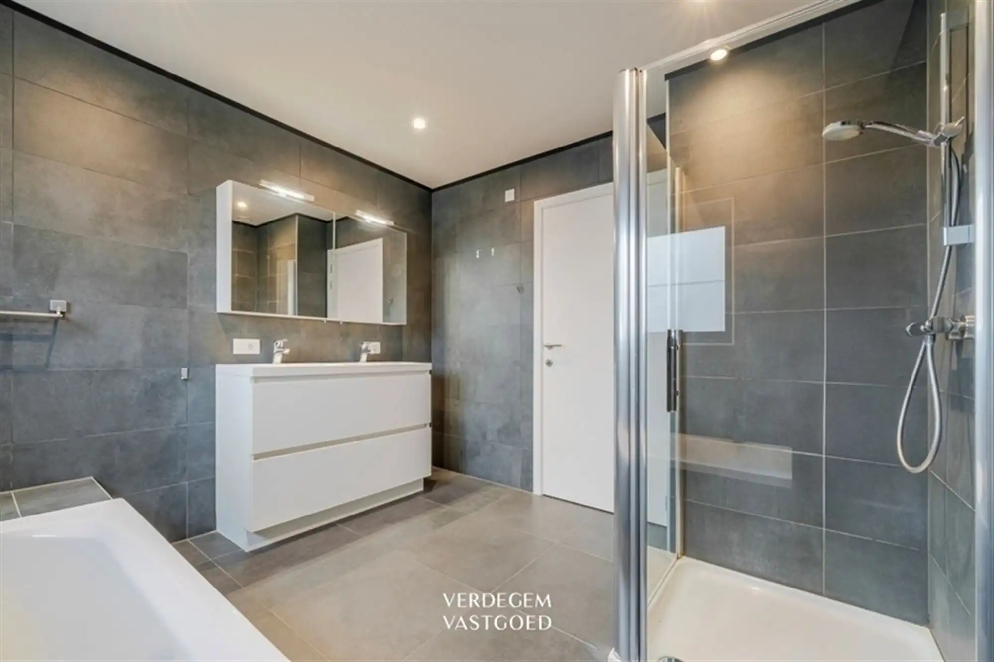 Moderne luxe en comfort in recente woning met 4 slaapkamers foto 16