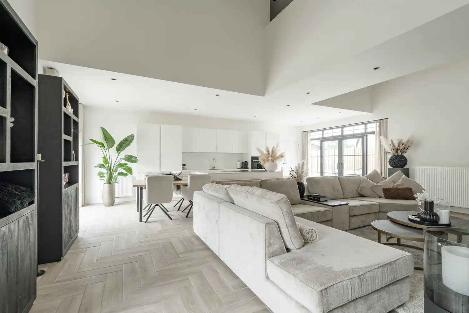 Prachtige villa te koop in Lommel - 4 slaapkamers, 2 badkamers, garage en ruime tuin op 566 m², volledig gerenoveerd in 2025! foto 12
