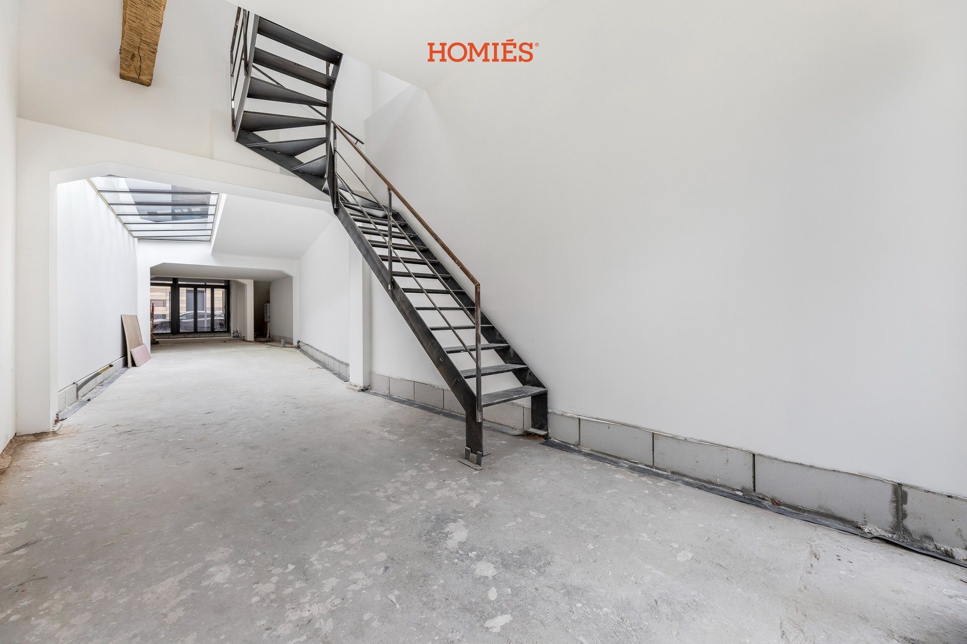 Ruime handelsruimte met veel lichtinval en stadstuintje foto 8