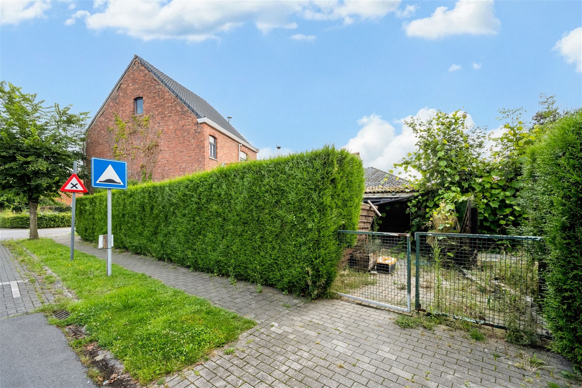 Te renoveren woning met mooie tuin, centrum Laarne! foto 4