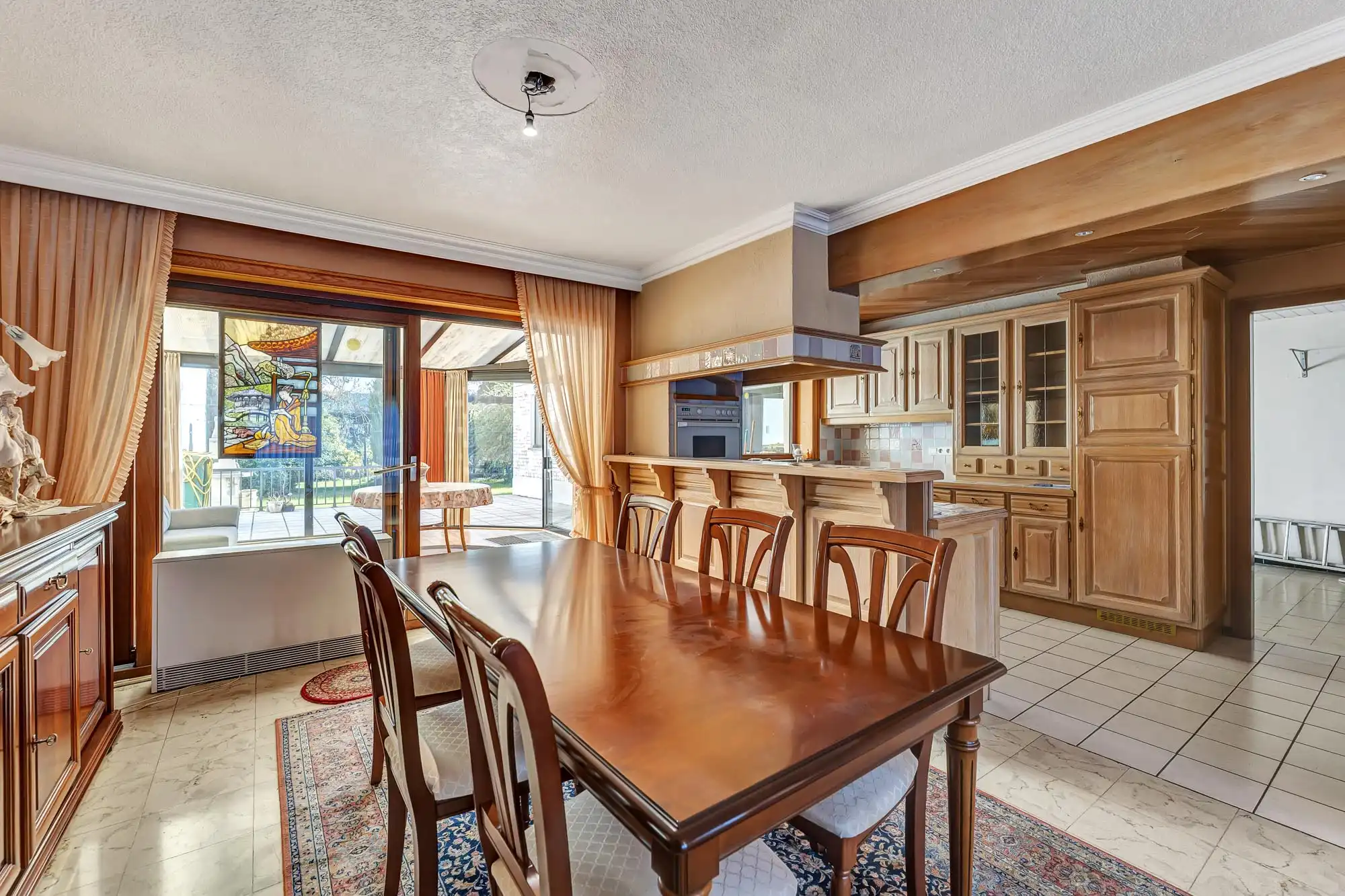 Robuuste woning met ruime garage en tuin foto 6