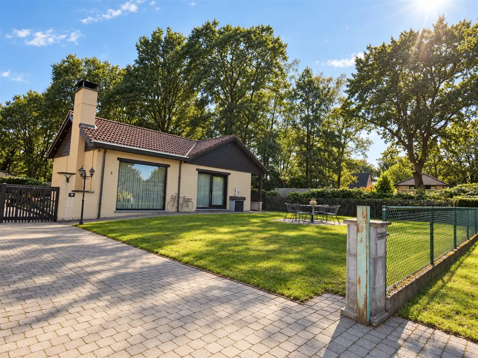 Hoofdfoto van de publicatie: Laagbouwwoning op een mooi perceel van 1.268 m² 