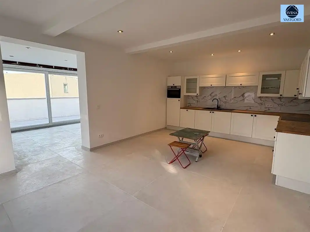 ZEER RUIME WONING MET 4 SLAAPKAMERS EN 2 GARAGES foto 9