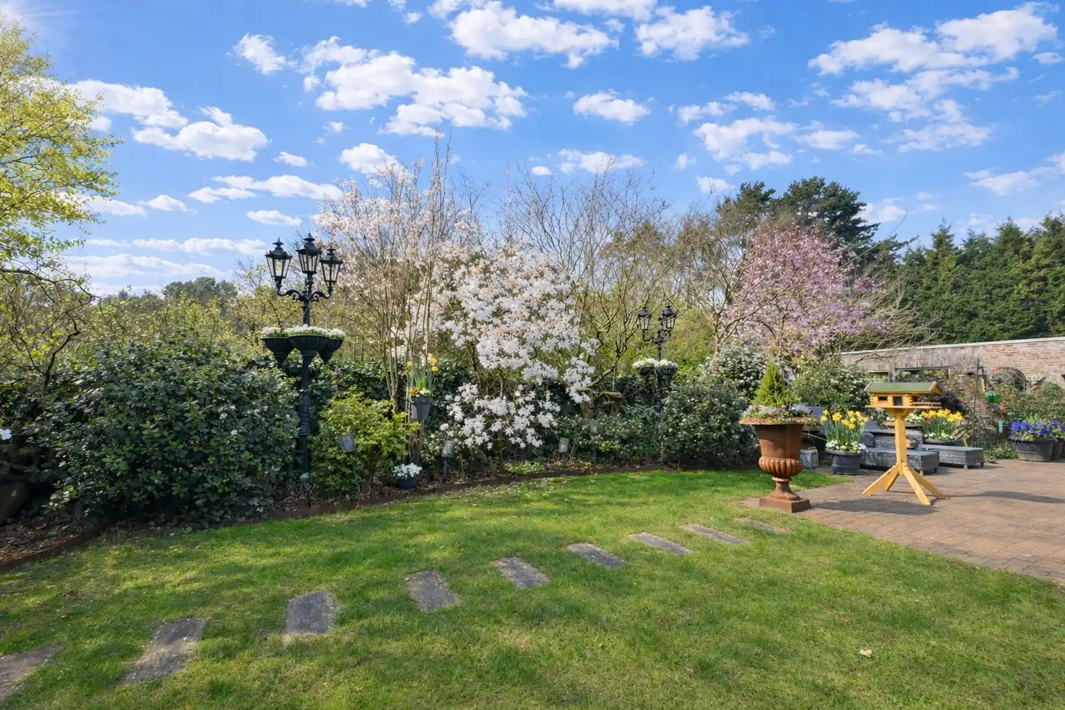 Exclusieve, compleet ingerichte bungalow op unieke bosrijke ligging, met prachtig overdekt terras en ruime kelder foto 4